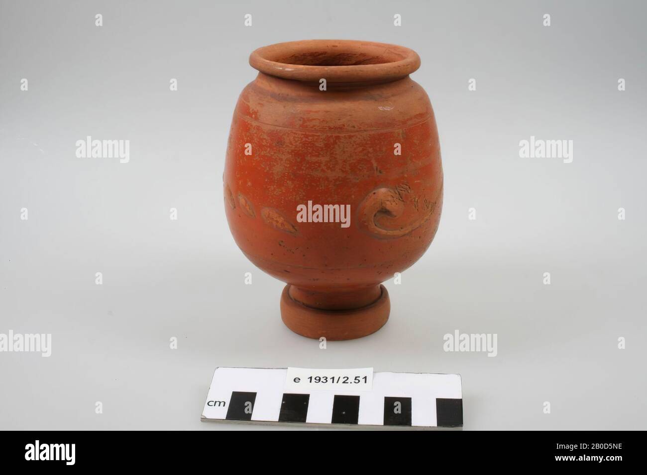 Vase en faïence avec appliques sur le ventre., vase, faïence, h: 13.2 cm, diam.: 10.4 cm, roman, Pays-Bas, Gueldre, Nimègue, Nimègue Banque D'Images