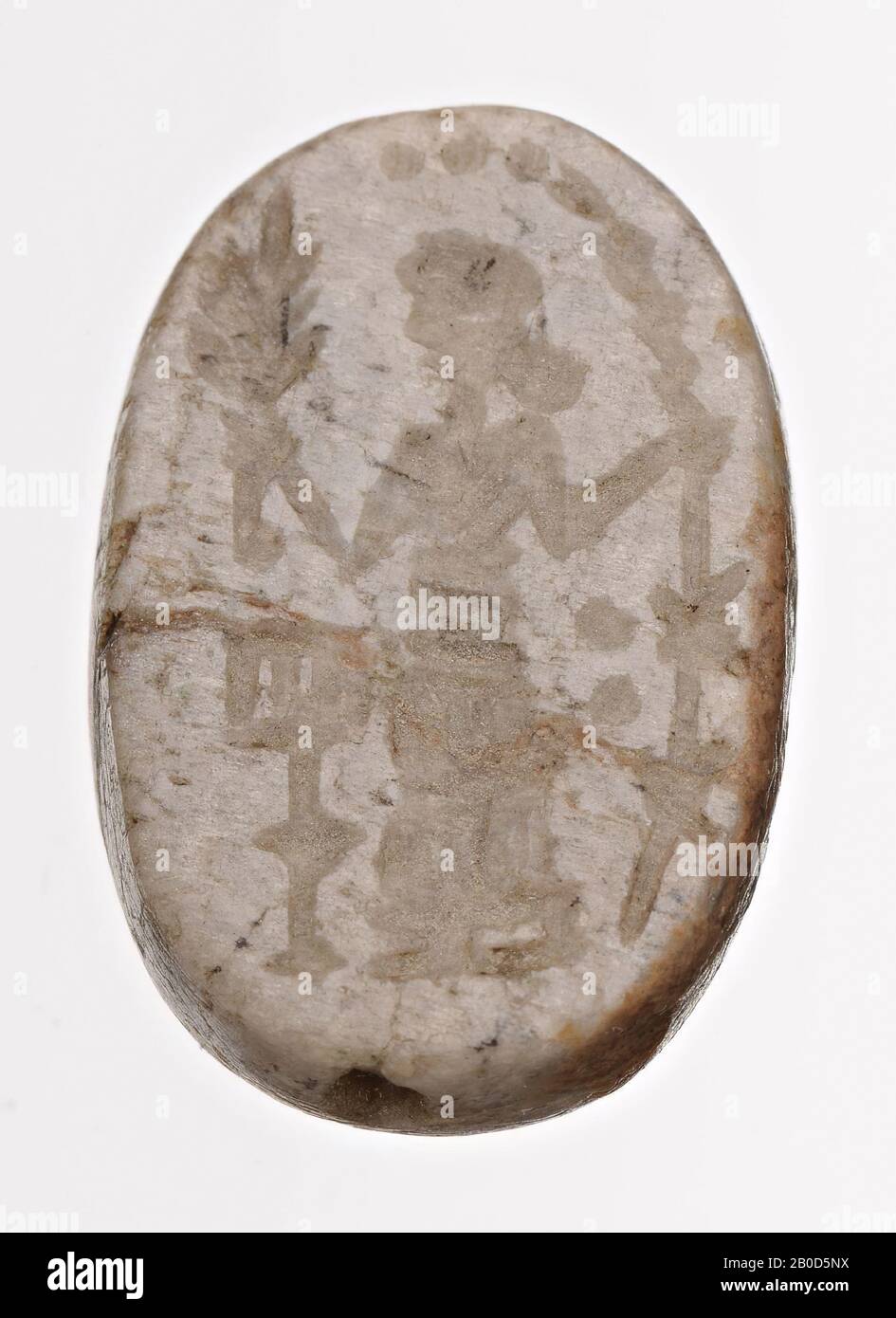 Un scaraboïde fait de pierre, peut-être de placoplâtre alabaster. L'objet est perforé dans le sens de la longueur. Sur le côté plat, une image assez peu profonde et rugueuse a été coupée. Certaines rayures sur le côté plat peuvent être des marques de broyage., une femme, peut-être une déesse, peut être vu avec un long peignoir qui tient une sorte de torche haut. Son autre main est tordue vers l'arrière dans une position quelque peu étrange. Pour la femme, il y a un objet plutôt grossier coupé, peut-être un autel., La pierre douce, l'iconographie, et la technique de production donnent la suspicion que c'est un faux., Avec un imprimé de peinture, timbre, faux Banque D'Images