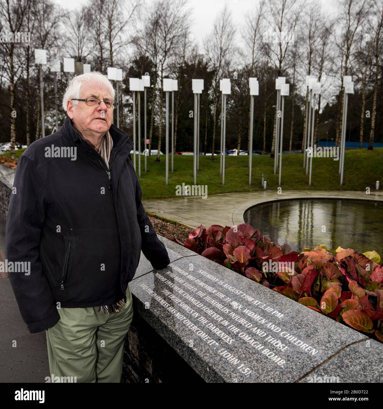 Michael Gallagher se tenant au jardin commémoratif d'Omagh dédié aux victimes de la bombe d'Omagh. M. Gallagher a déclaré qu'il avait mis sa vie en attente pendant sept mois pour qu'un juge décide d'ordonner une enquête publique sur la bombe Omagh de 1998 qui a tué son fils Aiden. Banque D'Images