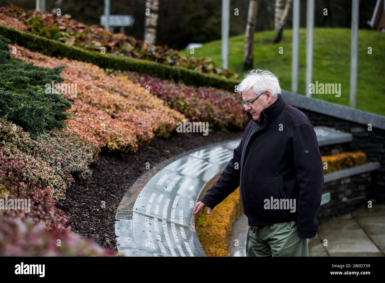 Michael Gallagher se tenant au jardin commémoratif d'Omagh dédié aux victimes de la bombe d'Omagh. M. Gallagher a déclaré qu'il avait mis sa vie en attente pendant sept mois pour qu'un juge décide d'ordonner une enquête publique sur la bombe Omagh de 1998 qui a tué son fils Aiden. Banque D'Images