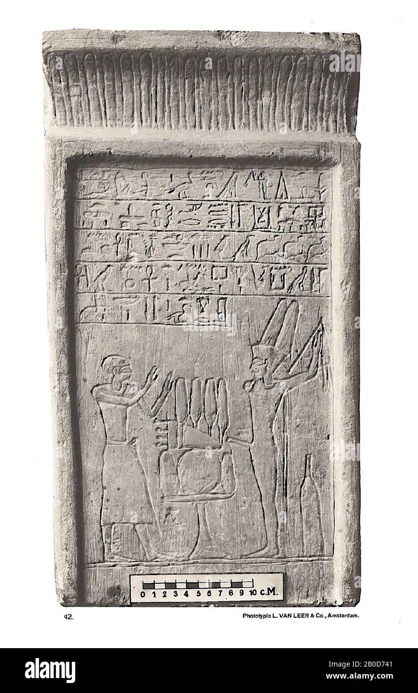 Sihathor, rectangle debout, cornice, min, Cette stèle était d'un officiel nommé Sihathor. La stèle a un cornice et un torus. L'inscription contient une formule sacrificielle pour le dieu min-Hor. Sous l'inscription Sihathor se tient avec ses mains vers le haut à une table d'offrande. Il se tient donc en posture adorante pour le dieu min-Hor. Ce dieu a une couronne avec deux panaches d'aigle sur la tête et un faucer au-dessus de la main droite levée. Sa fertilité est représentée symboliquement par le phallus érigé. Min a été adorée pendant la période prédynastique. Dans le Royaume du Moyen min était associé au dieu Banque D'Images