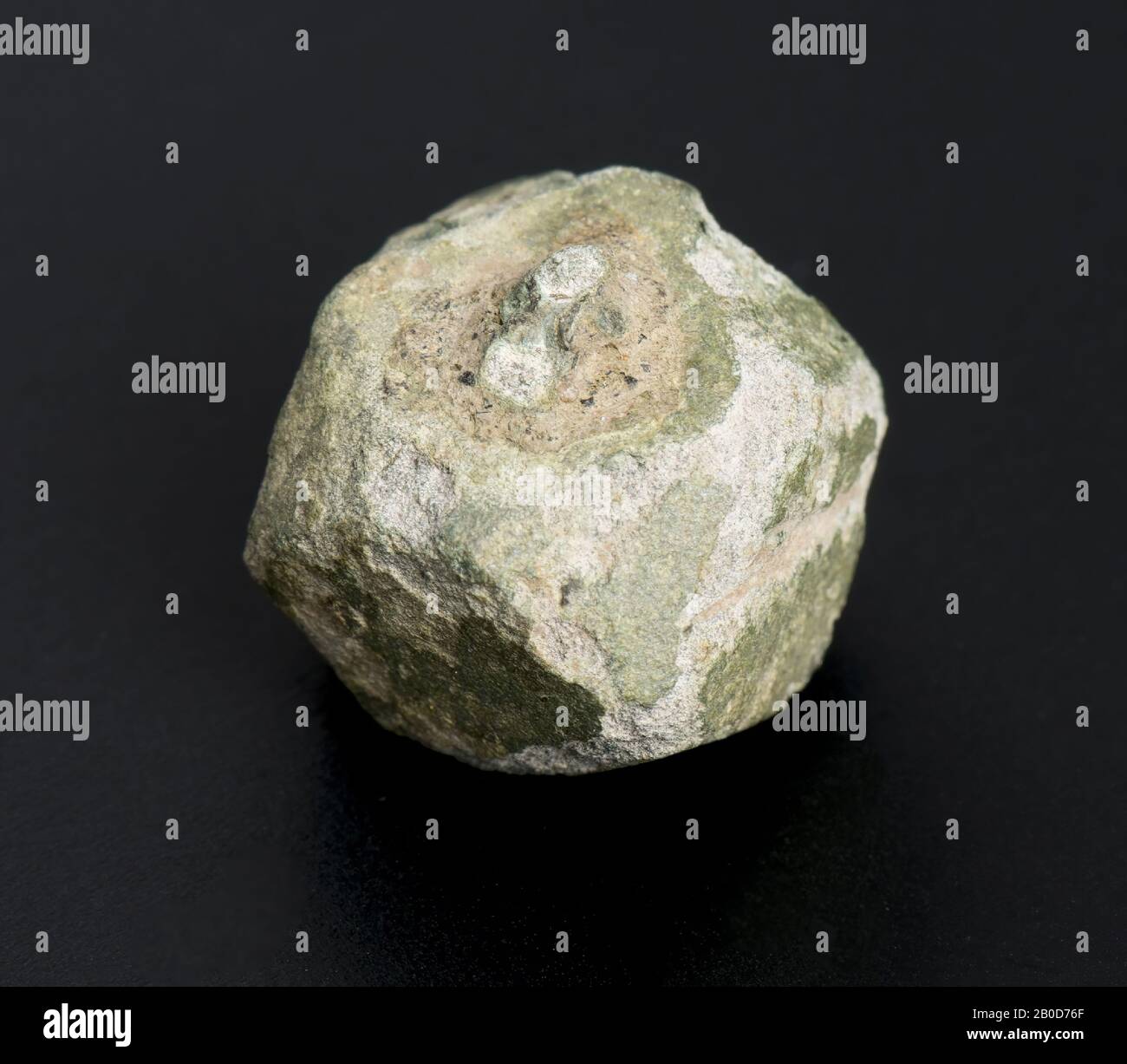 Bouton polygonal avec point de fixation, bronze, côté fixation et plan opposé à celui-ci en forme de losange, avec quatre formes de losanges entre et triangles entre., bouton, bouton polygonal, tête d'aiguille de cheveux ?, poids ?, métal, bronze, longueur et largeur 1, 1 x 1,1 cm, hauteur 1,0 cm., Vme 550-700, Pays-Bas, Gueldre, Beuningen, Ewijk, Koningstraat Banque D'Images