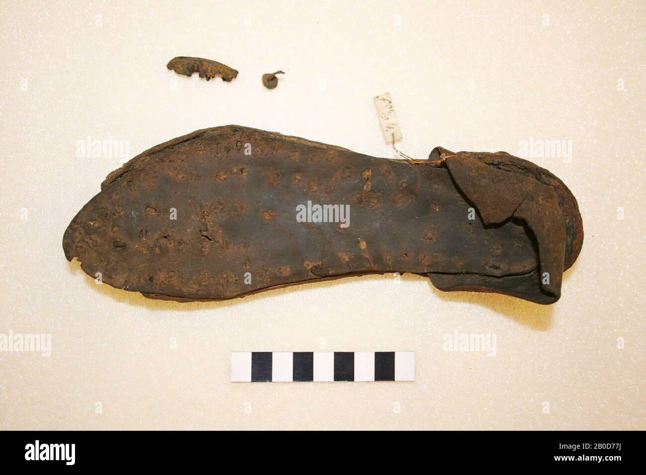 Semelle en cuir de sable droit (chaussure de soldat romain) avec talon  vertical (hachoir). Clouté avec clous de fer. 1 clou en vrac inclus.,  Santal, bio, cuir, métal, fer, l: 22 cm,