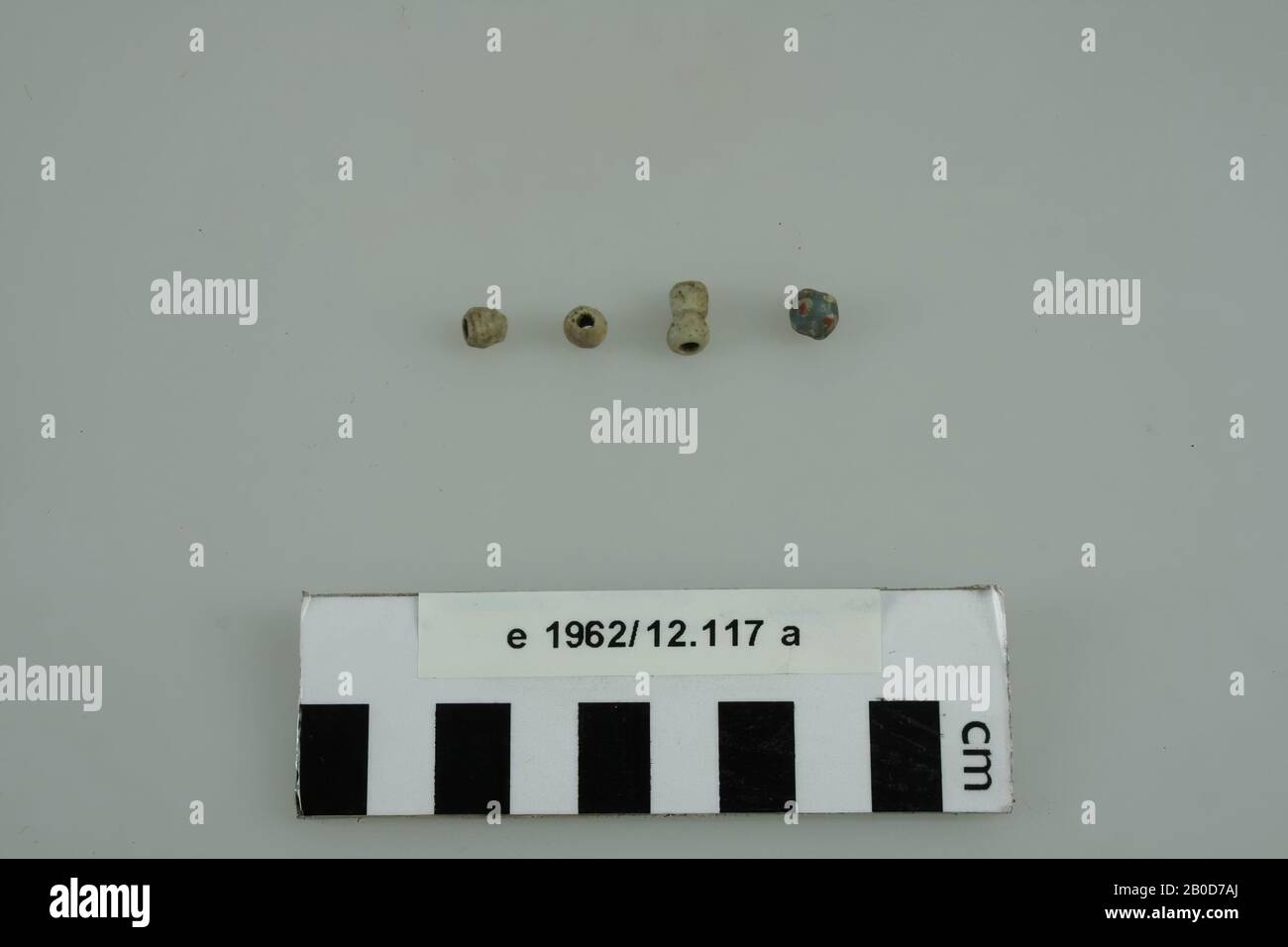 4 perles de verre, 2 perles beige lâches, 1 perle beige composite et 1 perle bleue avec points rouges et blancs., perles, verre, vmeb, Pays-Bas, Gueldre, Wageningen, Wageningen Banque D'Images