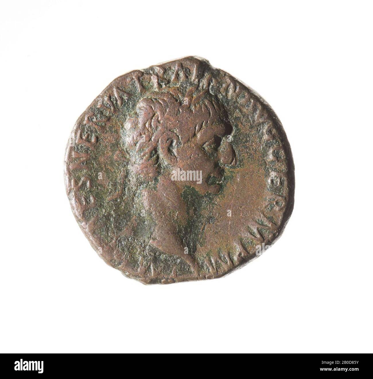 Obverse : Trajan, à droite, honoré. Usé, reste d'inscription. Imp CAES NERVA TRAUAN AVG GERME P M Reverse: Victoria, se déplace à gauche, bouclier avec SPQR à droite et paume à gauche. Usé, reste d'inscription. Tr POT COS II P P S C, pièce de monnaie, de Trajan, métal, bronze, diam: 2,6 cm, poids. 12.03 grammes, 98-99 AD, inconnu Banque D'Images