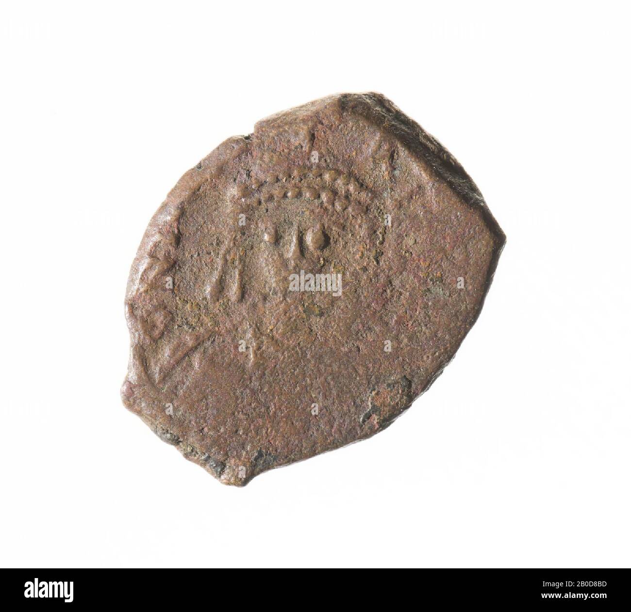 Obverse: Mauricius, frontal, vêtu de diadem perlé et de cloak. Usé, reste d'inscription. Marche arrière : grand I, gauche, haut et droite usés. Bas : con. La grande lettre (grecque) représente un chiffre et indique la valeur de pièce. Je suis 10 engourdi, un décanteur. Les lettres en bas se réfèrent à la menthe. Pièce de monnaie, decurium de Mauricius, byzantin, métal, bronze, diam: 1,4-1,8 cm, poids. 3,06 grammes, 582-602 AD, inconnu Banque D'Images