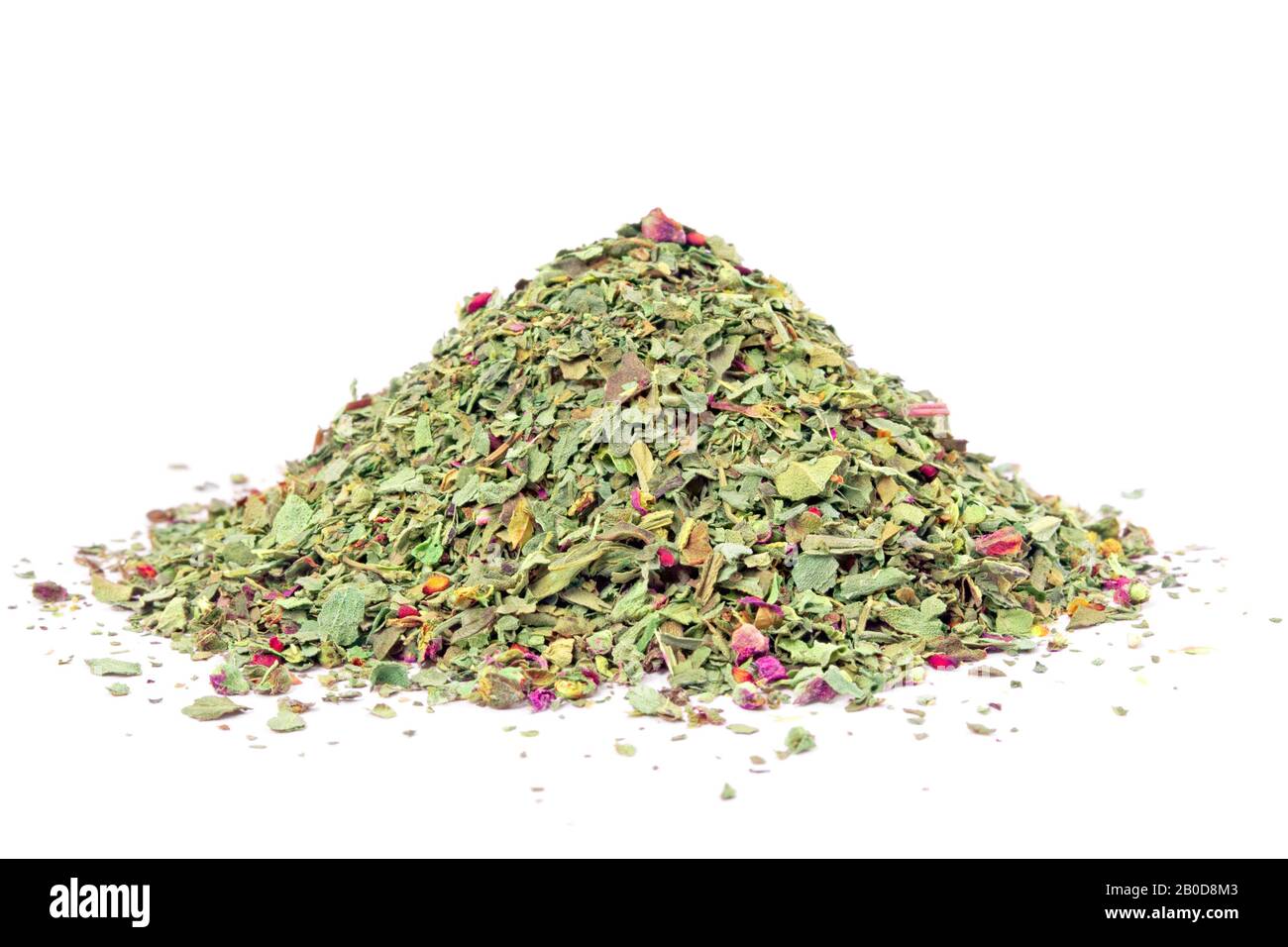 Pile de basilic séché au sol (Basil doux) isolée sur fond blanc. Utilisé comme épice dans les herbes culinaires partout dans le monde. Banque D'Images