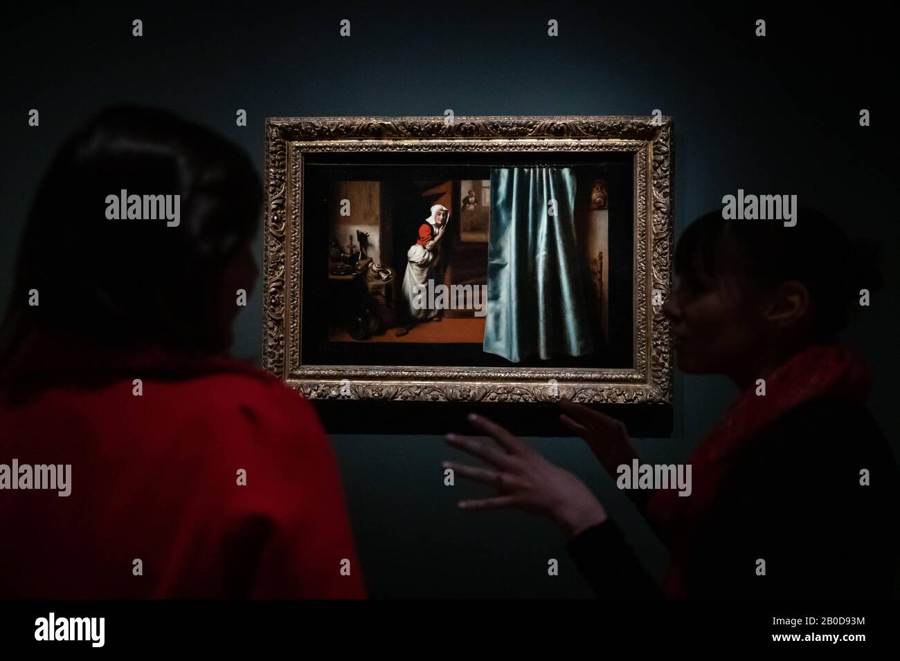 L'Eavesdropper de Nicolaes Maes est vu par les visiteurs de galerie à une vue de presse pour la nouvelle exposition Nicolaes Maes: Maître néerlandais de l'âge d'or, à la National Gallery, Londres. Banque D'Images