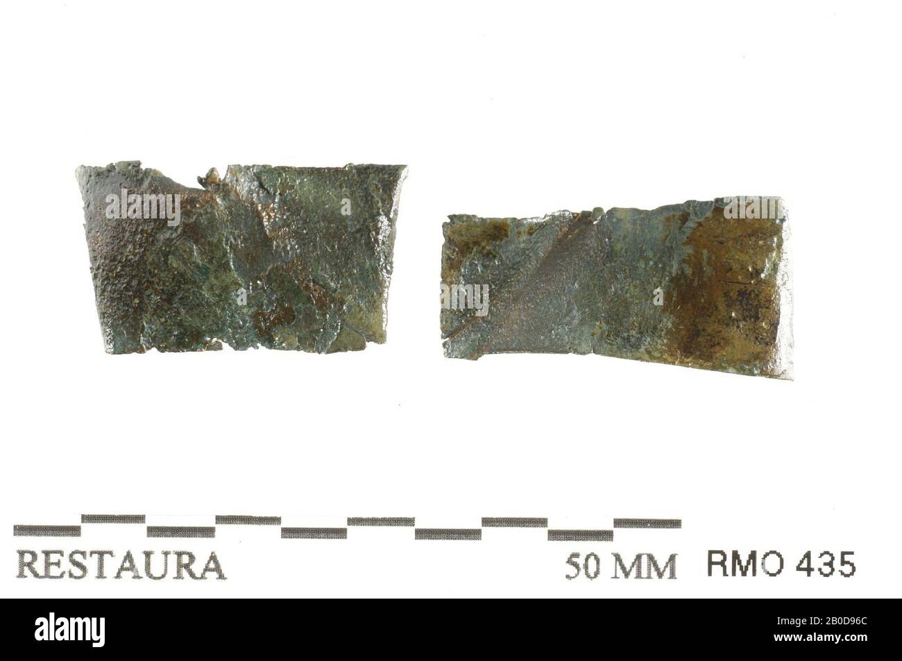 2 fragments d'une bande, 2 fragments d'une bande, alliage de cuivre, 2,7 x 1,4 Banque D'Images