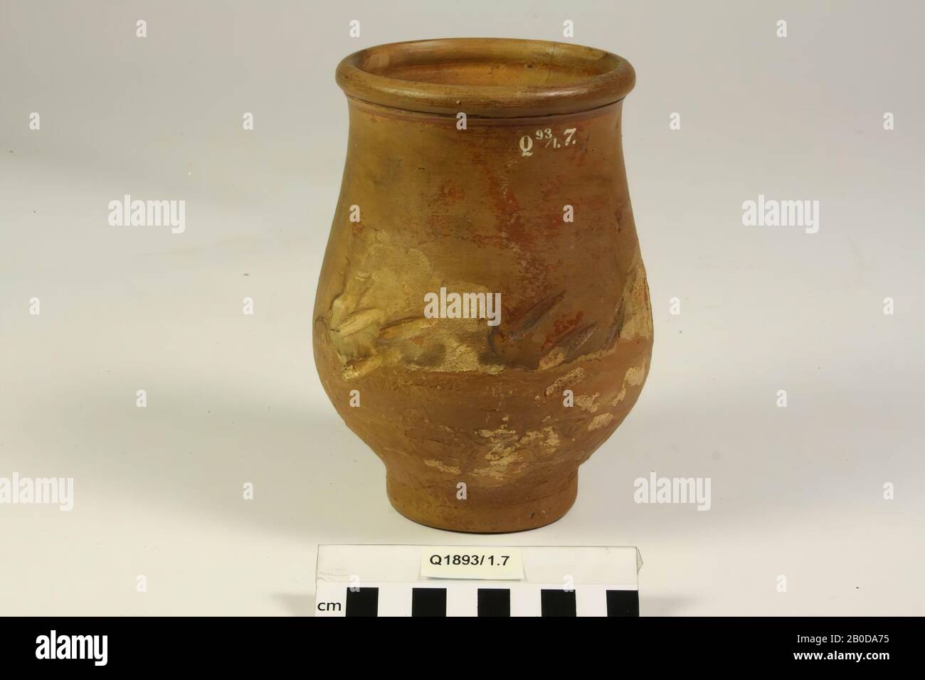 Kroes avec pied étroit. Crack du haut, petites fissures sous les empreintes, additions au ventre et au-dessus du pied., Crucible, poterie, h: 16 cm, diam.: 10 cm, Belgique Banque D'Images