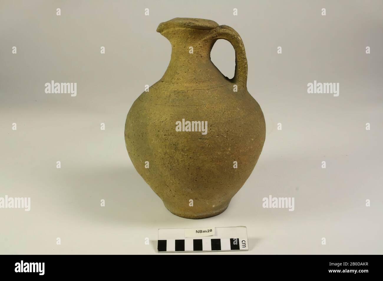 CAN avec puce au bord inférieur, pichet, poterie, h: 24 cm, diam: 17,6 cm, Allemagne Banque D'Images