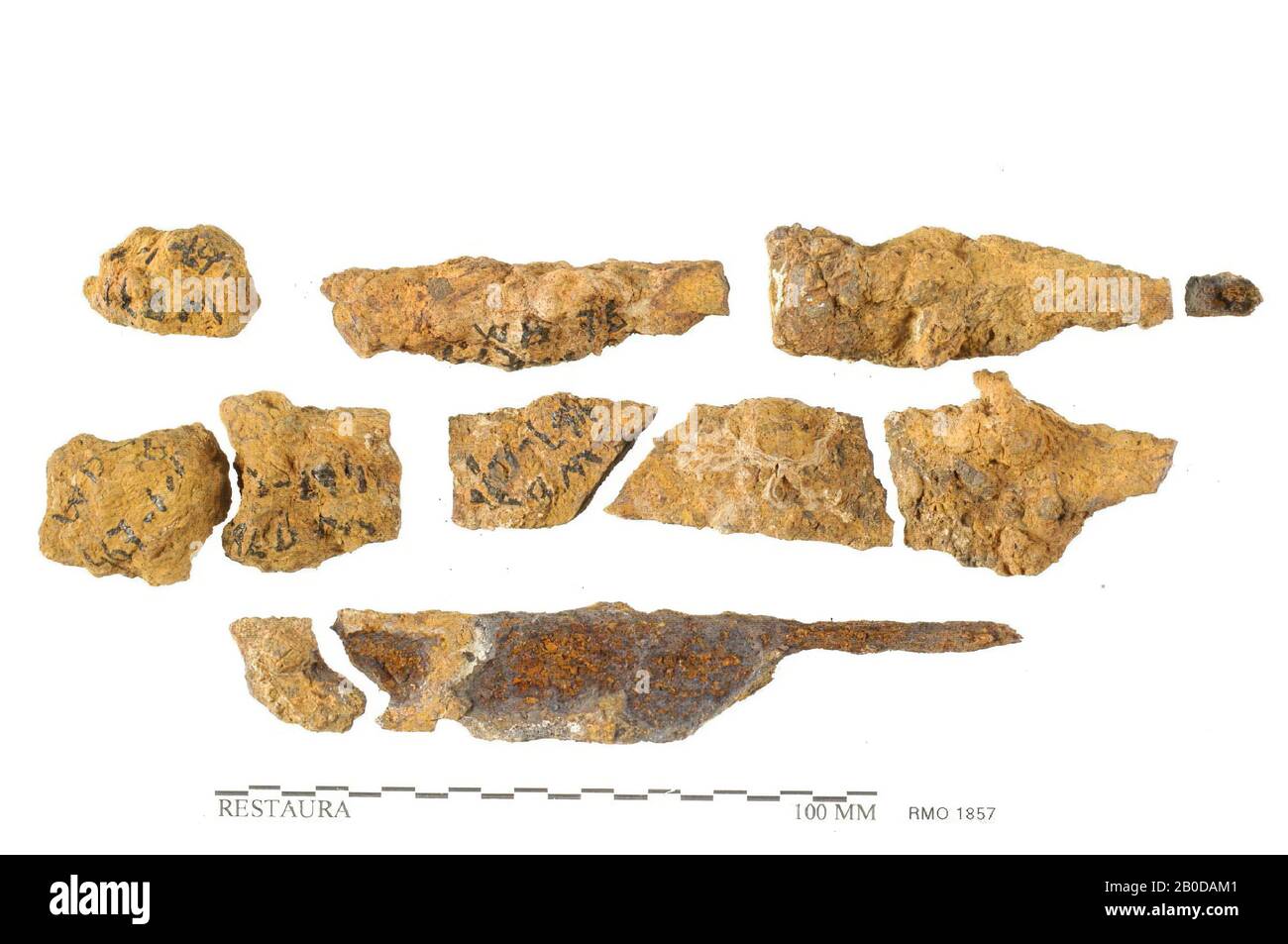 Pays-Bas Moyen âge, partie de couteau, fragments de ciseaux avec plume, fer, 11,5 x 1,9 cm, 10,1 x 3,1 cm, x, Pays-Bas, Utrecht, Wijk bij Duurstede, Wijk bij Duurstede, Dorestad Banque D'Images