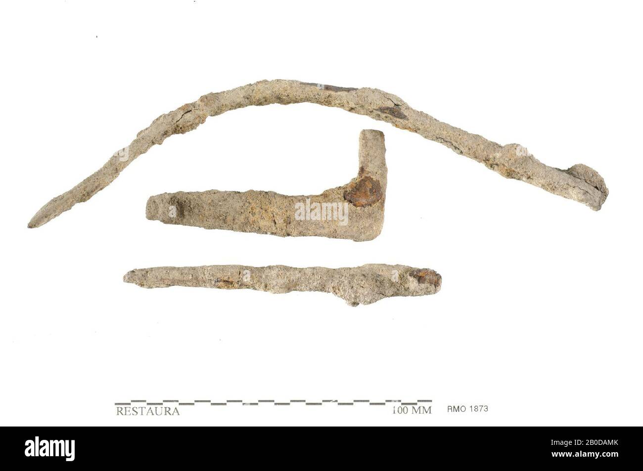 Pays-Bas Moyen âge, pouce, stylo avec oeil, bande avec trou carré à une extrémité, fer, 7,2 x 3,5, 10 x 1,3, 18 x 1,9 cm, x, Pays-Bas, Utrecht, District, à Duurstede, Wijk bij Duurstede, Dorestad Banque D'Images