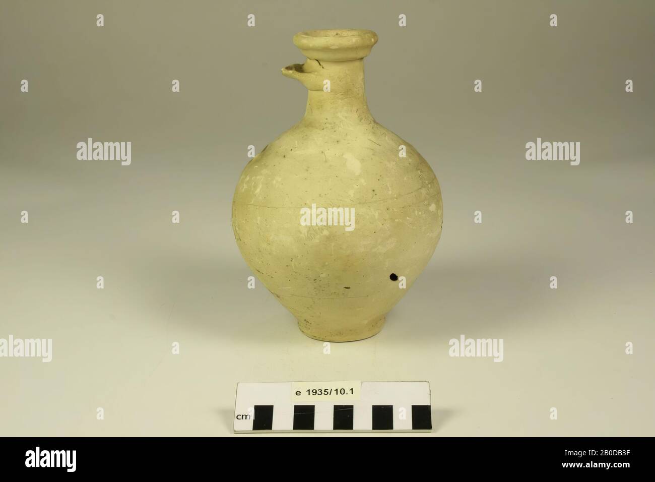 Pot de terre de tuyau blanc. L'oreille est manquante, petit espace dans le ventre, pichet, poterie, h: 19 cm, diam: 12.1 cm, roman, Pays-Bas, Gueldre, Nimègue, Nijmegen, Nijmegen Banque D'Images