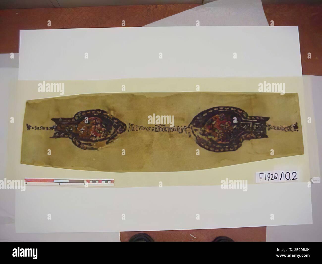 Feuille, inscription, copte, animal, humain, poisson, plante, tissu, laine, 25 x 95 cm, Période copte, 8ème-9ème siècle, Egypte Banque D'Images