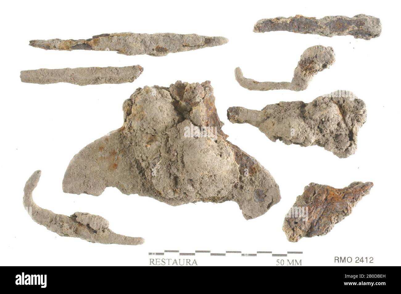 Pays-Bas Moyen âge, partie de raccords, avec 2 trous ronds, point, point, courbé, fragments de clou, fer, 7.1 x 4.1, 6.5 x 0.8, 4.2 x 0.7 cm, x, Pays-Bas, Utrecht, Wijk bij Duurstede, Wijk bij Duurstede, Dorestad Banque D'Images