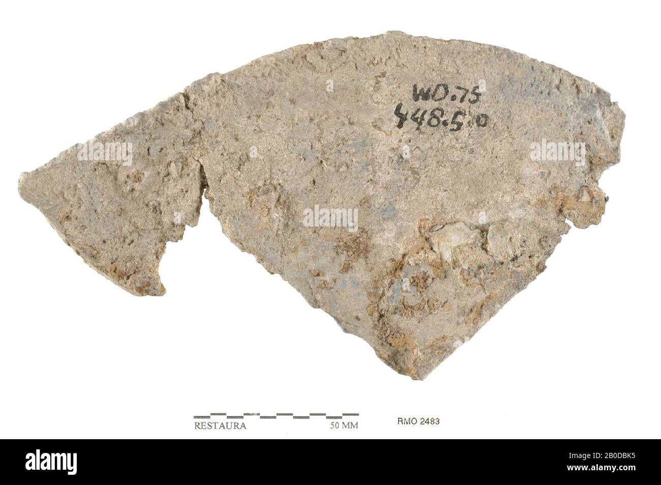 Partie de la plaque avec bord épaissi, partie de la plaque avec bord épaissi, plomb, 18,5 x 10,4 cm, x, Pays-Bas, Utrecht, Wijk bij Duurstede, Wijk bij Duurstede, Dorestad Banque D'Images