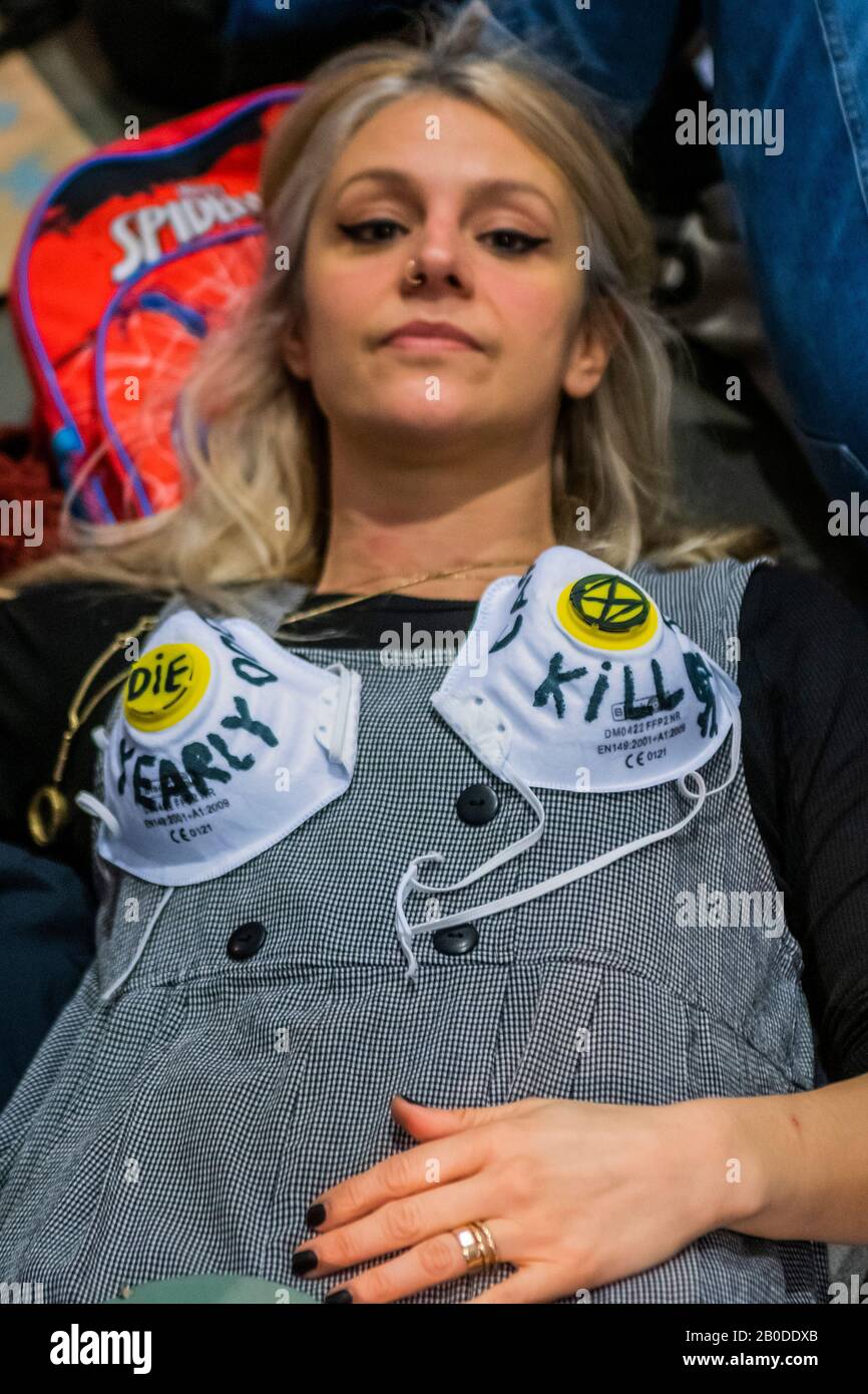 Londres, Royaume-Uni. 20 février 2020. Protestation contre l'extinction des Rébellions au Science Museum de Londres - une mort pour sensibiliser les gens à la pollution de l'air et à ses effets sur la santé des adultes et des enfants. Crédit: Guy Bell/Alay Live News Banque D'Images