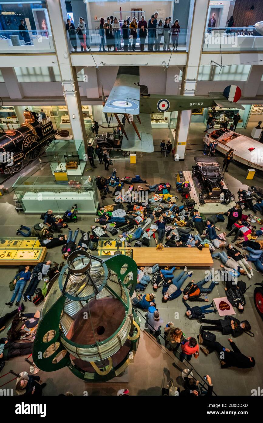 Londres, Royaume-Uni. 20 février 2020. Protestation contre l'extinction des Rébellions au Science Museum de Londres - une mort pour sensibiliser les gens à la pollution de l'air et à ses effets sur la santé des adultes et des enfants. Crédit: Guy Bell/Alay Live News Banque D'Images