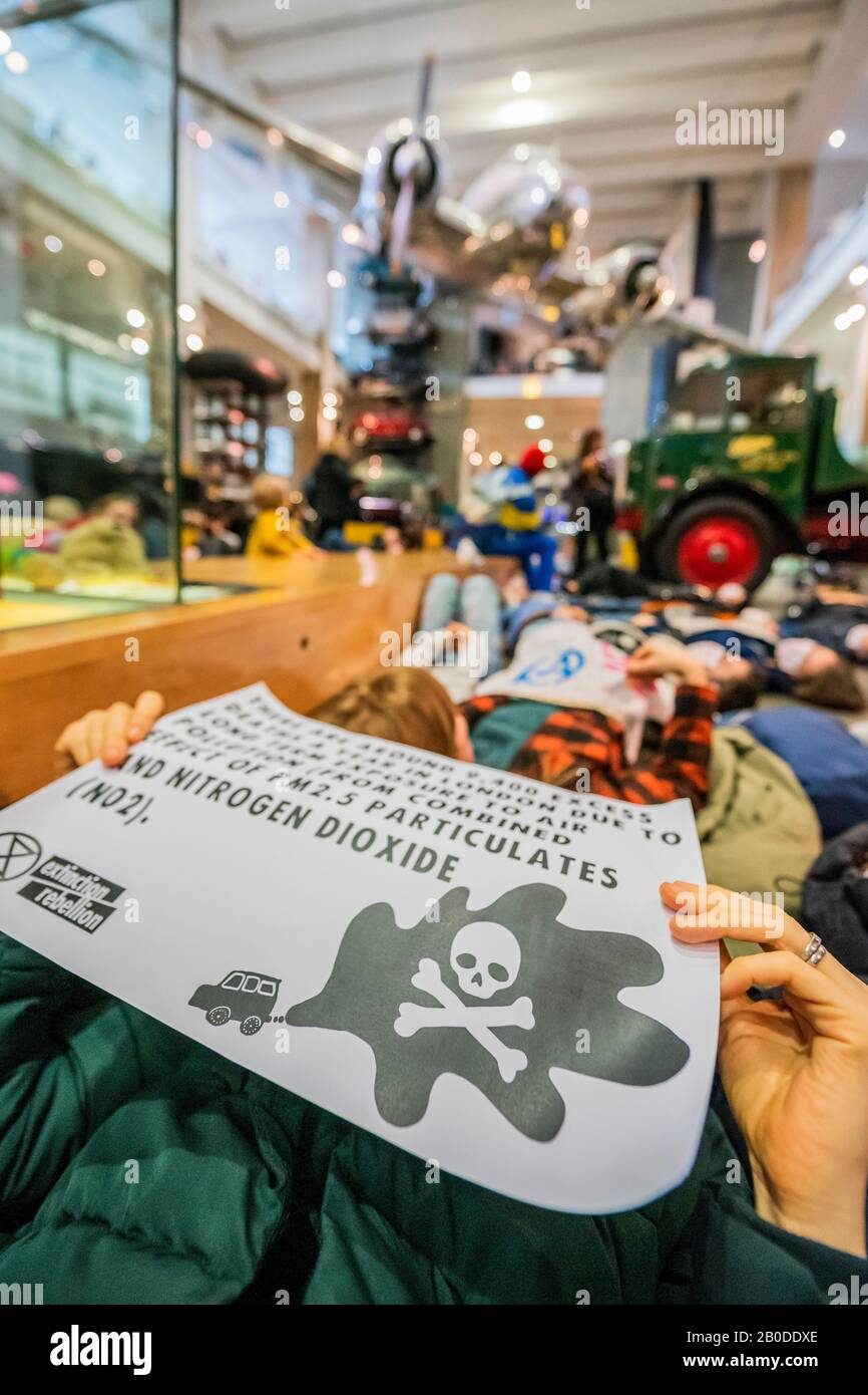 Londres, Royaume-Uni. 20 février 2020. Protestation contre l'extinction des Rébellions au Science Museum de Londres - une mort pour sensibiliser les gens à la pollution de l'air et à ses effets sur la santé des adultes et des enfants. Crédit: Guy Bell/Alay Live News Banque D'Images
