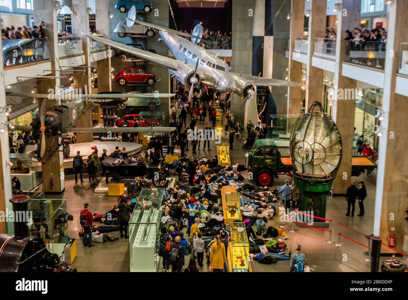 Londres, Royaume-Uni. 20 février 2020. Protestation contre l'extinction des Rébellions au Science Museum de Londres - une mort pour sensibiliser les gens à la pollution de l'air et à ses effets sur la santé des adultes et des enfants. Crédit: Guy Bell/Alay Live News Banque D'Images