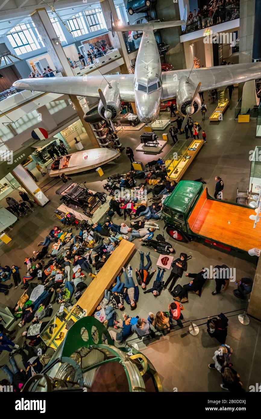 Londres, Royaume-Uni. 20 février 2020. Protestation contre l'extinction des Rébellions au Science Museum de Londres - une mort pour sensibiliser les gens à la pollution de l'air et à ses effets sur la santé des adultes et des enfants. Crédit: Guy Bell/Alay Live News Banque D'Images