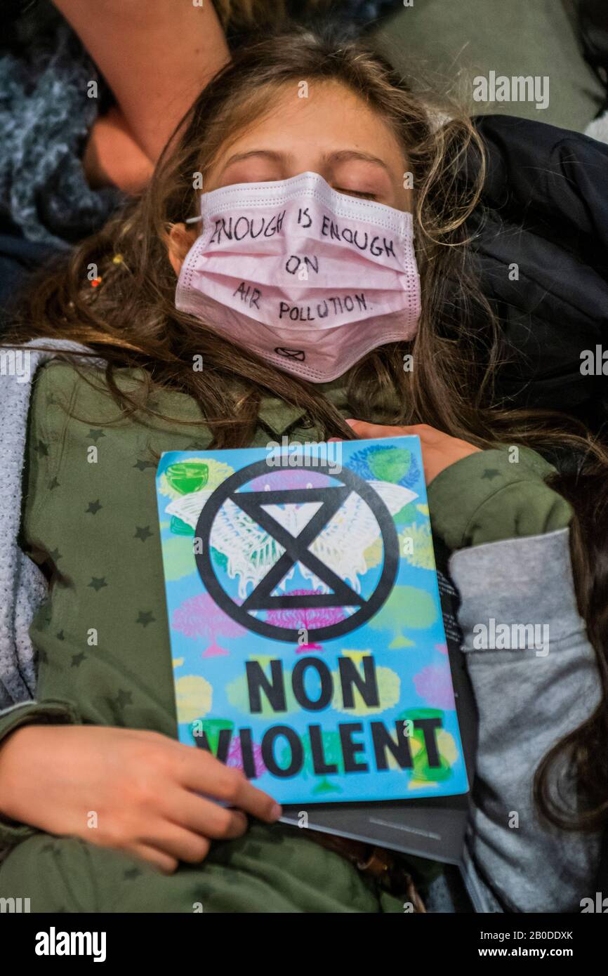 Londres, Royaume-Uni. 20 février 2020. Protestation contre l'extinction des Rébellions au Science Museum de Londres - une mort pour sensibiliser les gens à la pollution de l'air et à ses effets sur la santé des adultes et des enfants. Crédit: Guy Bell/Alay Live News Banque D'Images