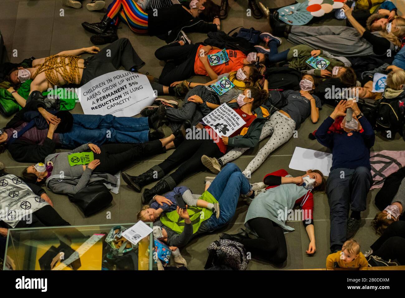 Londres, Royaume-Uni. 20 février 2020. Protestation contre l'extinction des Rébellions au Science Museum de Londres - une mort pour sensibiliser les gens à la pollution de l'air et à ses effets sur la santé des adultes et des enfants. Crédit: Guy Bell/Alay Live News Banque D'Images