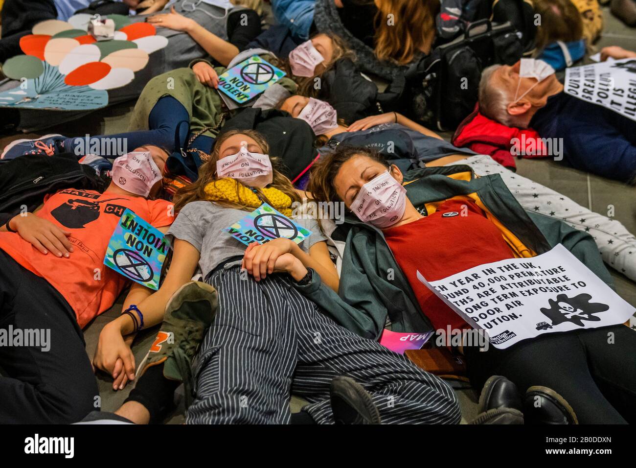 Londres, Royaume-Uni. 20 février 2020. Protestation contre l'extinction des Rébellions au Science Museum de Londres - une mort pour sensibiliser les gens à la pollution de l'air et à ses effets sur la santé des adultes et des enfants. Crédit: Guy Bell/Alay Live News Banque D'Images