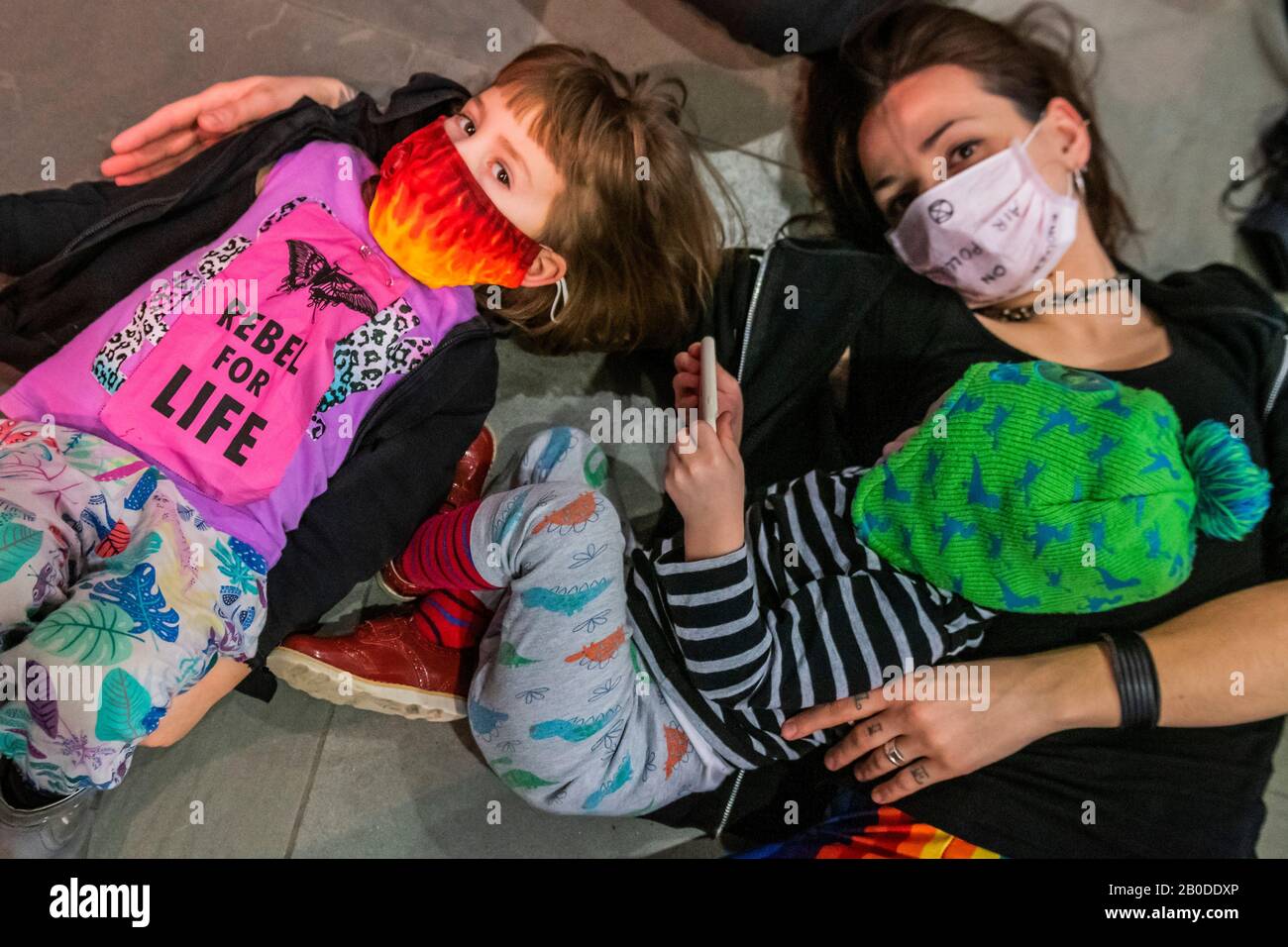 Londres, Royaume-Uni. 20 février 2020. Protestation contre l'extinction des Rébellions au Science Museum de Londres - une mort pour sensibiliser les gens à la pollution de l'air et à ses effets sur la santé des adultes et des enfants. Crédit: Guy Bell/Alay Live News Banque D'Images