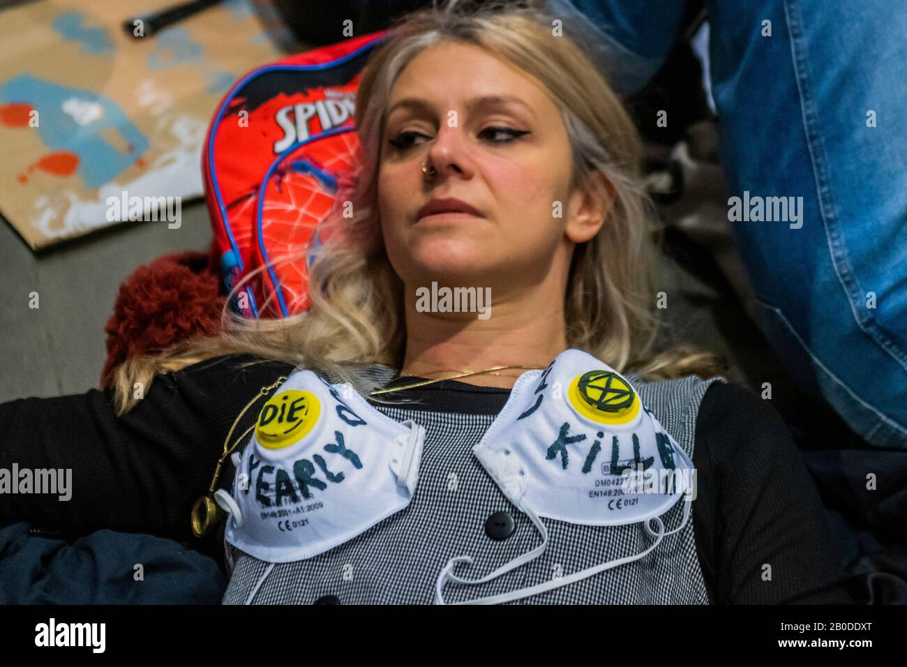 Londres, Royaume-Uni. 20 février 2020. Protestation contre l'extinction des Rébellions au Science Museum de Londres - une mort pour sensibiliser les gens à la pollution de l'air et à ses effets sur la santé des adultes et des enfants. Crédit: Guy Bell/Alay Live News Banque D'Images