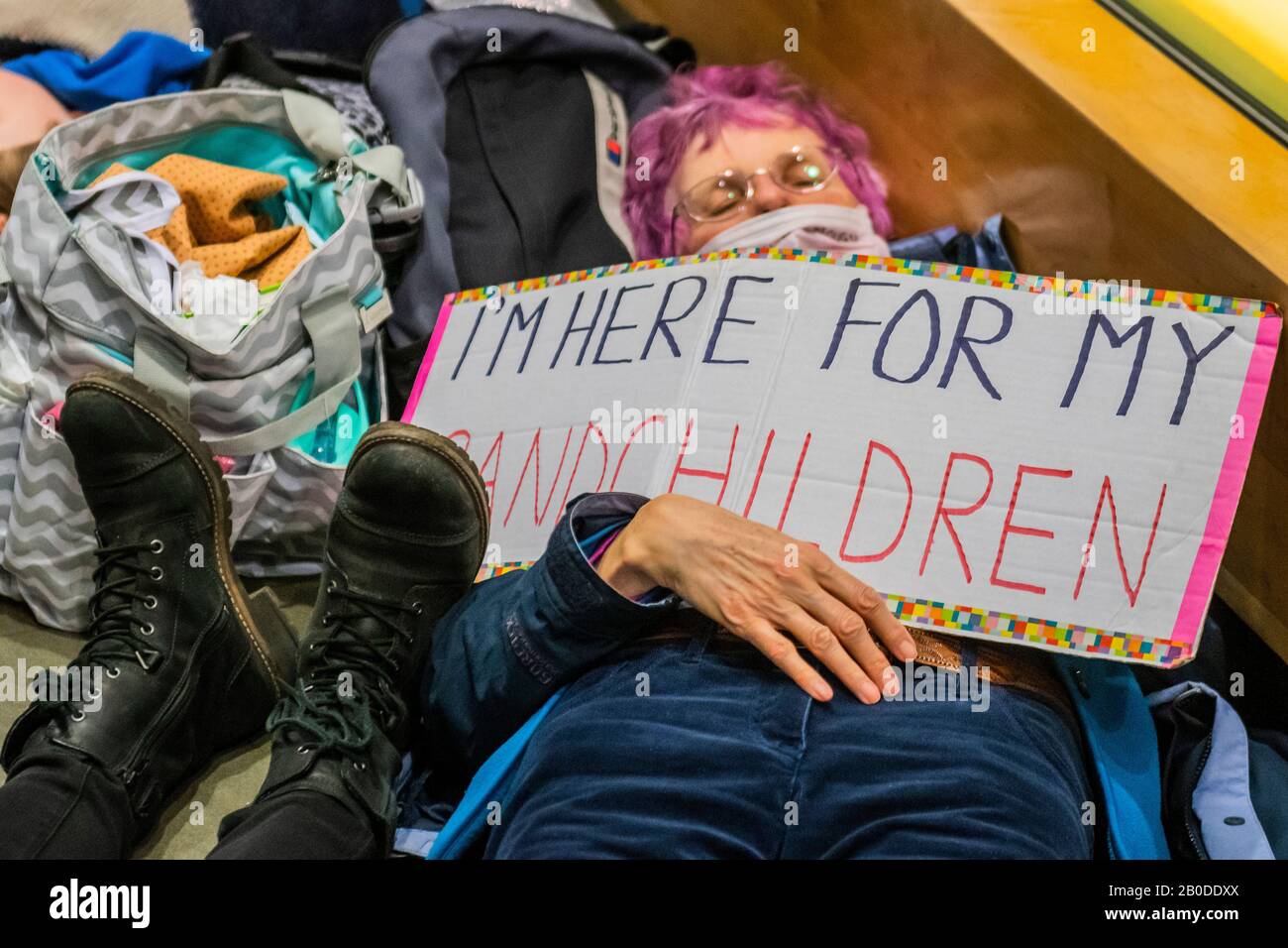 Londres, Royaume-Uni. 20 février 2020. Protestation contre l'extinction des Rébellions au Science Museum de Londres - une mort pour sensibiliser les gens à la pollution de l'air et à ses effets sur la santé des adultes et des enfants. Crédit: Guy Bell/Alay Live News Banque D'Images