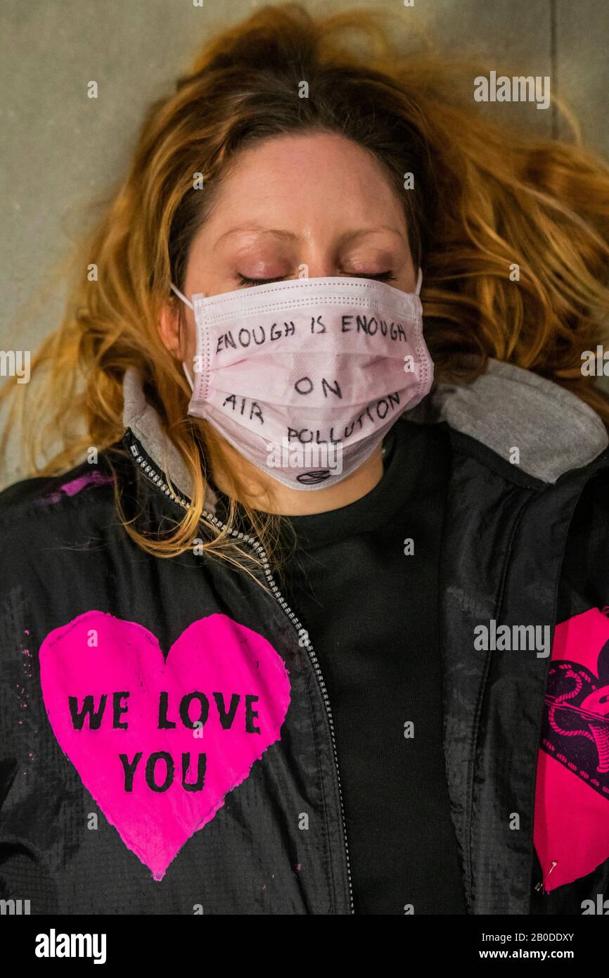 Londres, Royaume-Uni. 20 février 2020. Protestation contre l'extinction des Rébellions au Science Museum de Londres - une mort pour sensibiliser les gens à la pollution de l'air et à ses effets sur la santé des adultes et des enfants. Crédit: Guy Bell/Alay Live News Banque D'Images