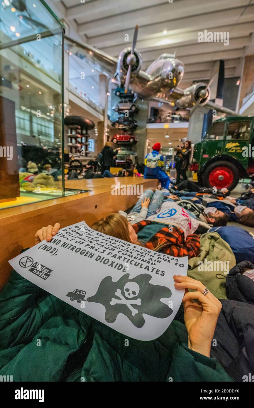 Londres, Royaume-Uni. 20 février 2020. Protestation contre l'extinction des Rébellions au Science Museum de Londres - une mort pour sensibiliser les gens à la pollution de l'air et à ses effets sur la santé des adultes et des enfants. Crédit: Guy Bell/Alay Live News Banque D'Images