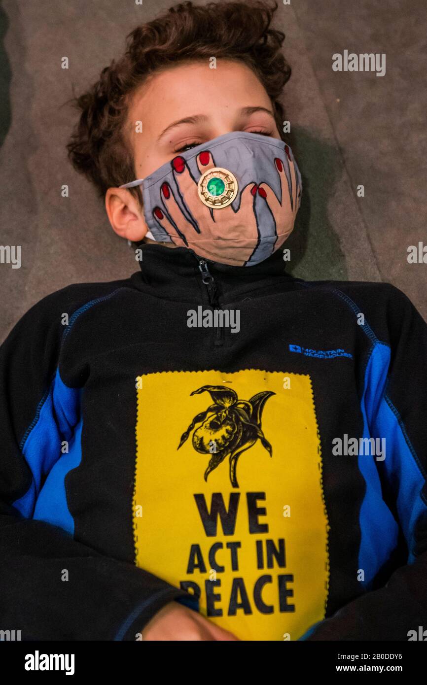 Londres, Royaume-Uni. 20 février 2020. Protestation contre l'extinction des Rébellions au Science Museum de Londres - une mort pour sensibiliser les gens à la pollution de l'air et à ses effets sur la santé des adultes et des enfants. Crédit: Guy Bell/Alay Live News Banque D'Images