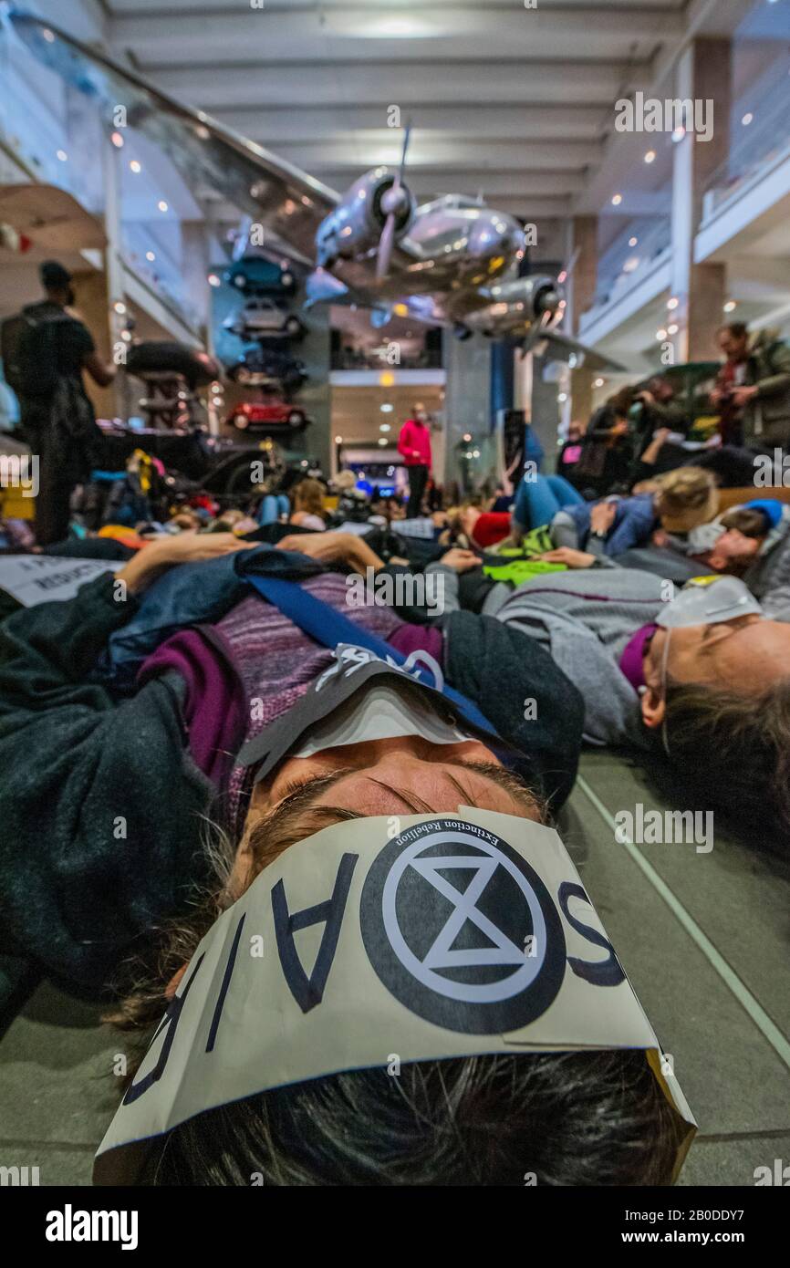 Londres, Royaume-Uni. 20 février 2020. Protestation contre l'extinction des Rébellions au Science Museum de Londres - une mort pour sensibiliser les gens à la pollution de l'air et à ses effets sur la santé des adultes et des enfants. Crédit: Guy Bell/Alay Live News Banque D'Images