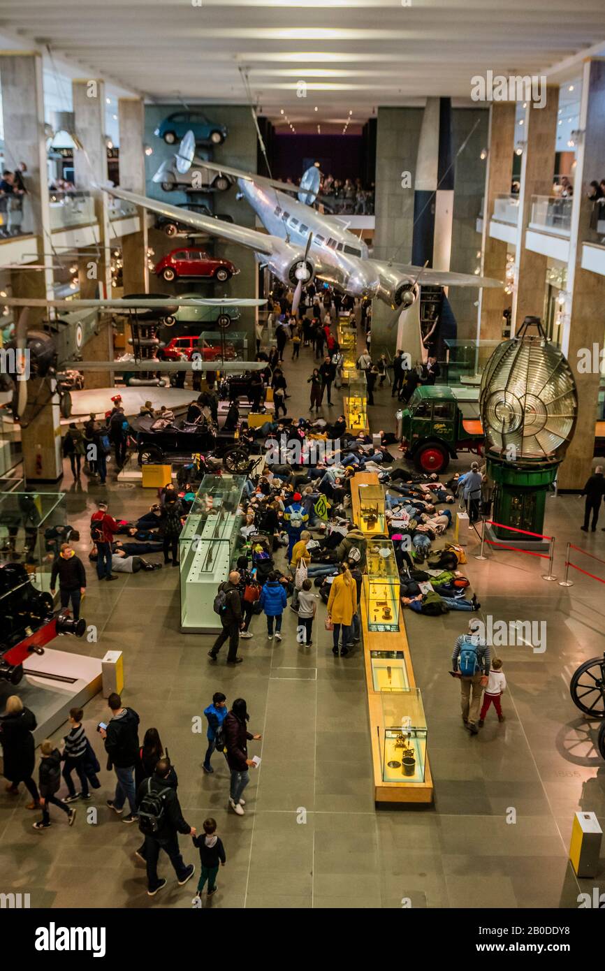 Londres, Royaume-Uni. 20 février 2020. Protestation contre l'extinction des Rébellions au Science Museum de Londres - une mort pour sensibiliser les gens à la pollution de l'air et à ses effets sur la santé des adultes et des enfants. Crédit: Guy Bell/Alay Live News Banque D'Images