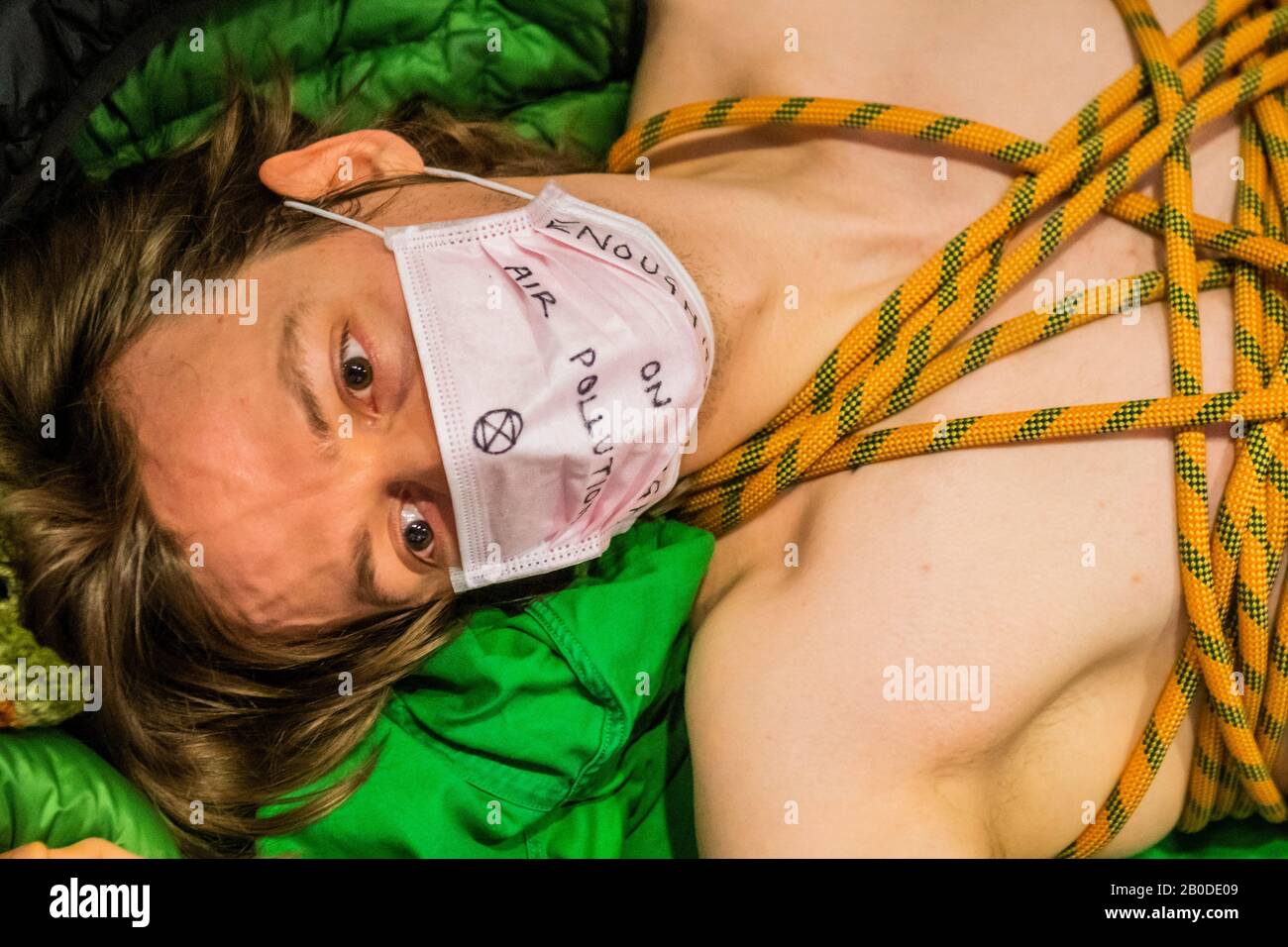 Londres, Royaume-Uni. 20 février 2020. Protestation contre l'extinction des Rébellions au Science Museum de Londres - une mort pour sensibiliser les gens à la pollution de l'air et à ses effets sur la santé des adultes et des enfants. Crédit: Guy Bell/Alay Live News Banque D'Images