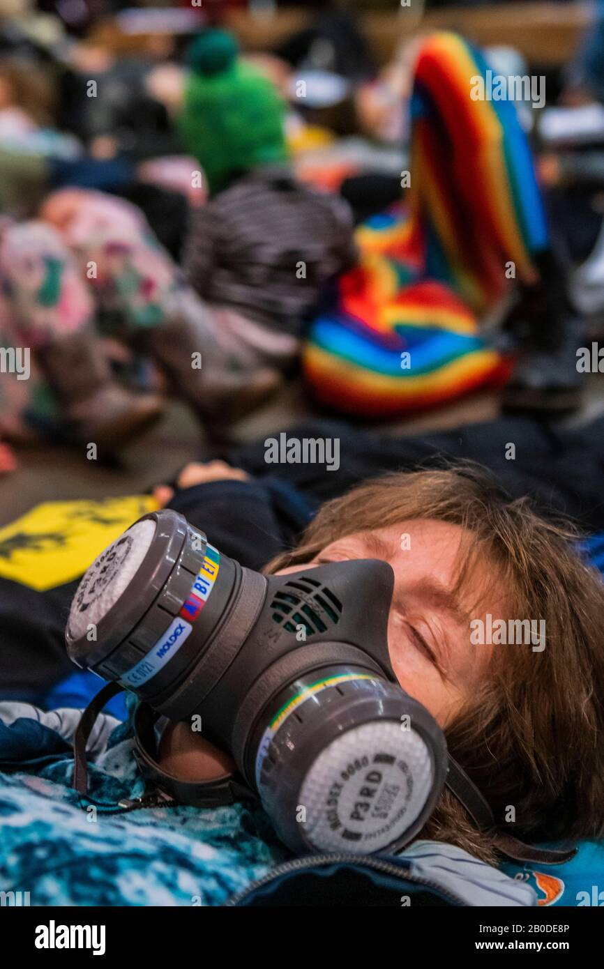 Londres, Royaume-Uni. 20 février 2020. Protestation contre l'extinction des Rébellions au Science Museum de Londres - une mort pour sensibiliser les gens à la pollution de l'air et à ses effets sur la santé des adultes et des enfants. Crédit: Guy Bell/Alay Live News Banque D'Images