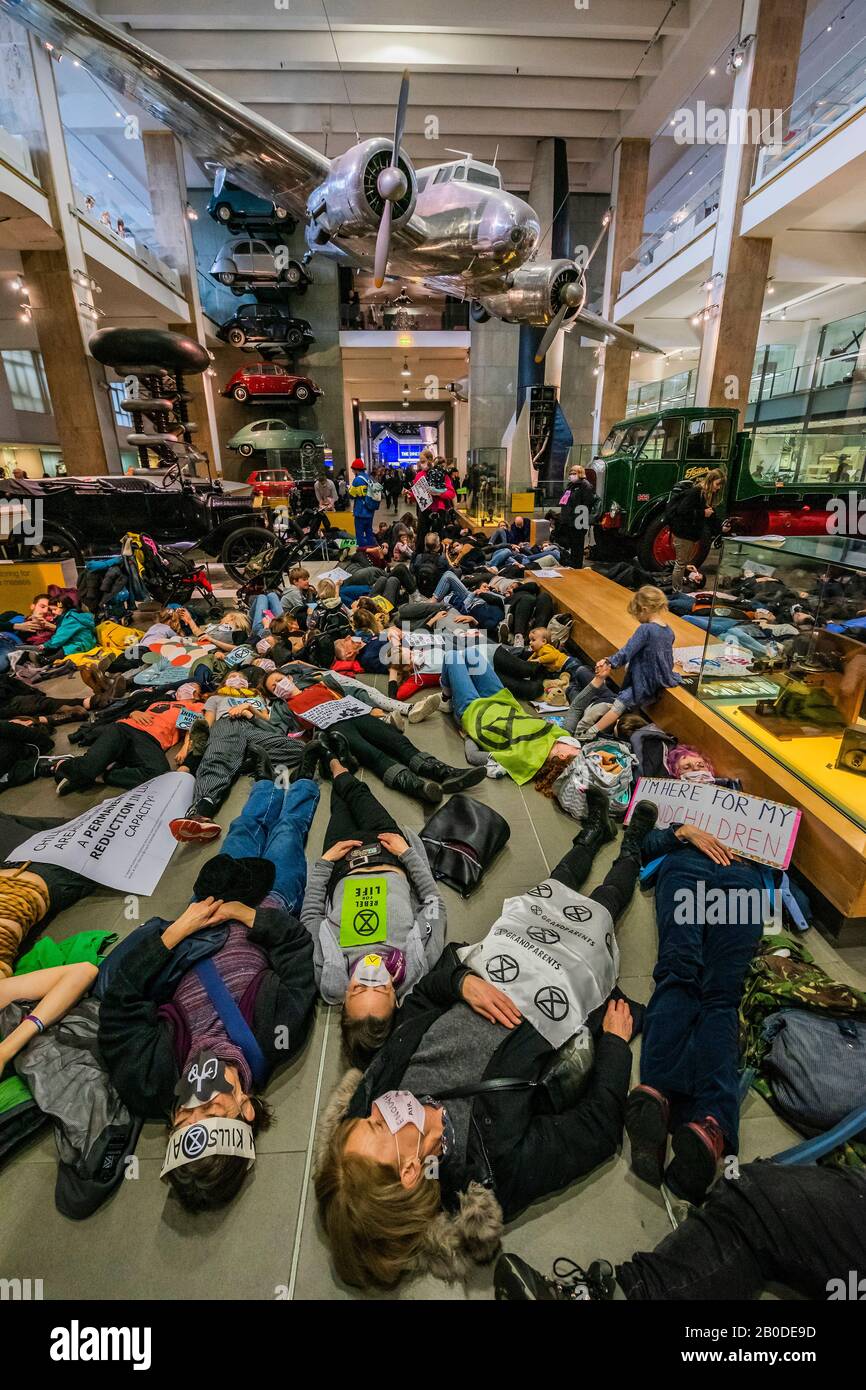 Londres, Royaume-Uni. 20 février 2020. Protestation contre l'extinction des Rébellions au Science Museum de Londres - une mort pour sensibiliser les gens à la pollution de l'air et à ses effets sur la santé des adultes et des enfants. Crédit: Guy Bell/Alay Live News Banque D'Images