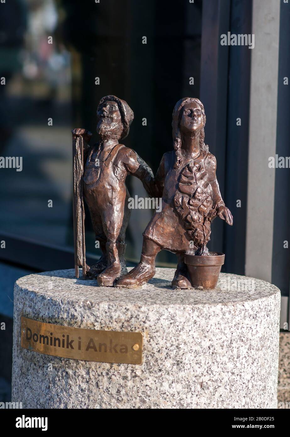 Wroclaw, Pologne, Février 2020. Nain, Dominik et Anka gnome, célèbres petites statues à Wroclaw, plus de 350 ensemble. Banque D'Images