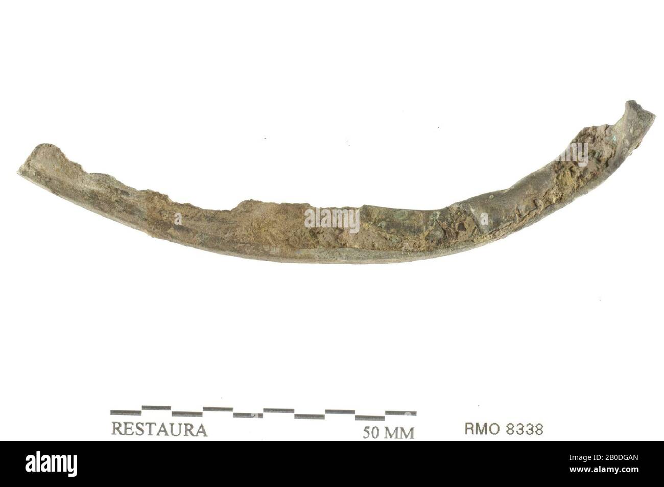 Partie du bord de la vaisselle ?, déformée, partie du bord de la vaisselle ?, déformée, alliage de cuivre, 10,5 x 1,0 cm, x, Pays-Bas, Utrecht, Wijk bij Duurstede, Wijk bij Duurstede, Dorestad Banque D'Images