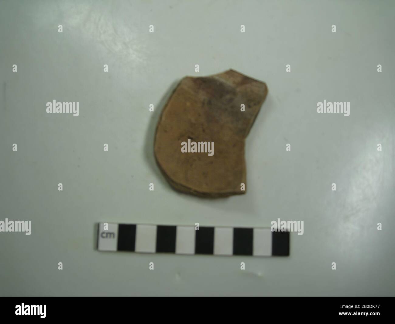 Shard, beige, motif bande, rouge, marron, beige, boule (rouge) mauve lignes zigzag brunes, shard, faïence, 4,5 x 2,3 cm, Période Meroitische, 2ème-4ème siècle A.D., Egypte Banque D'Images