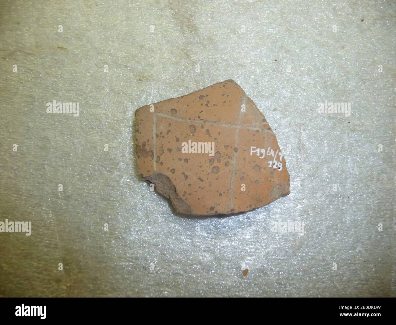 Shard, beige, gravé, motif de ligne, beige vrai, ligne gravée, sous bande noire sur fond beige, shard, faïence, 4 x 5 cm, Période Meroitische, 2ème-4ème siècle A.D., Egypte Banque D'Images