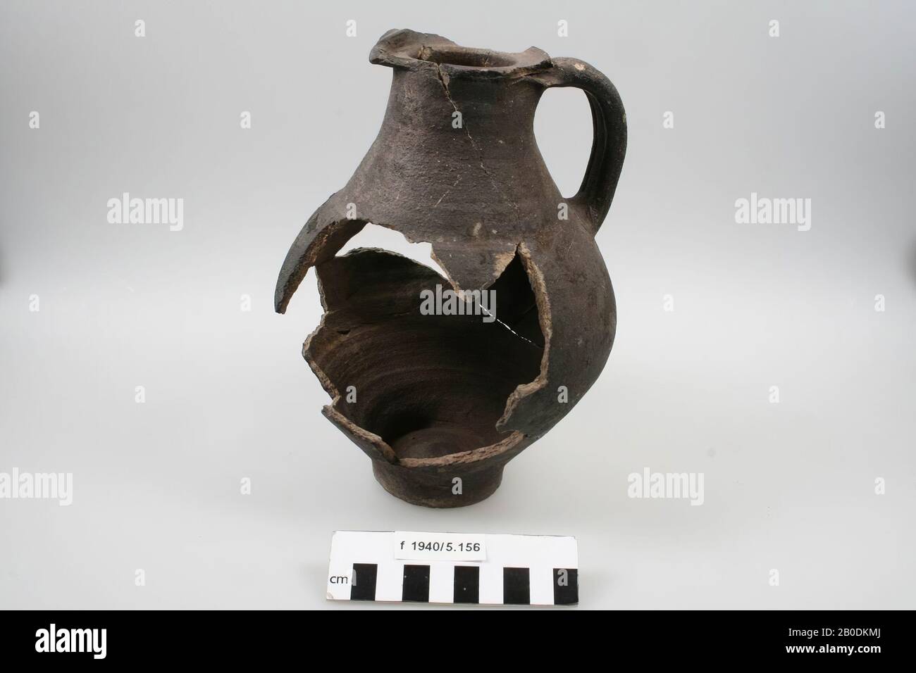 Peut avec 1 oreille de faïence grise à parois rugueuses. Ancienne liaison instable, 1 petit espace dans le mur, 2 grands espaces dans l'abdomen, des espaces sur le bord., Can, poterie, h: 20.6 cm, diam: 14.8 cm, roman, Pays-Bas, Utrecht, Bunnik, Combat Banque D'Images