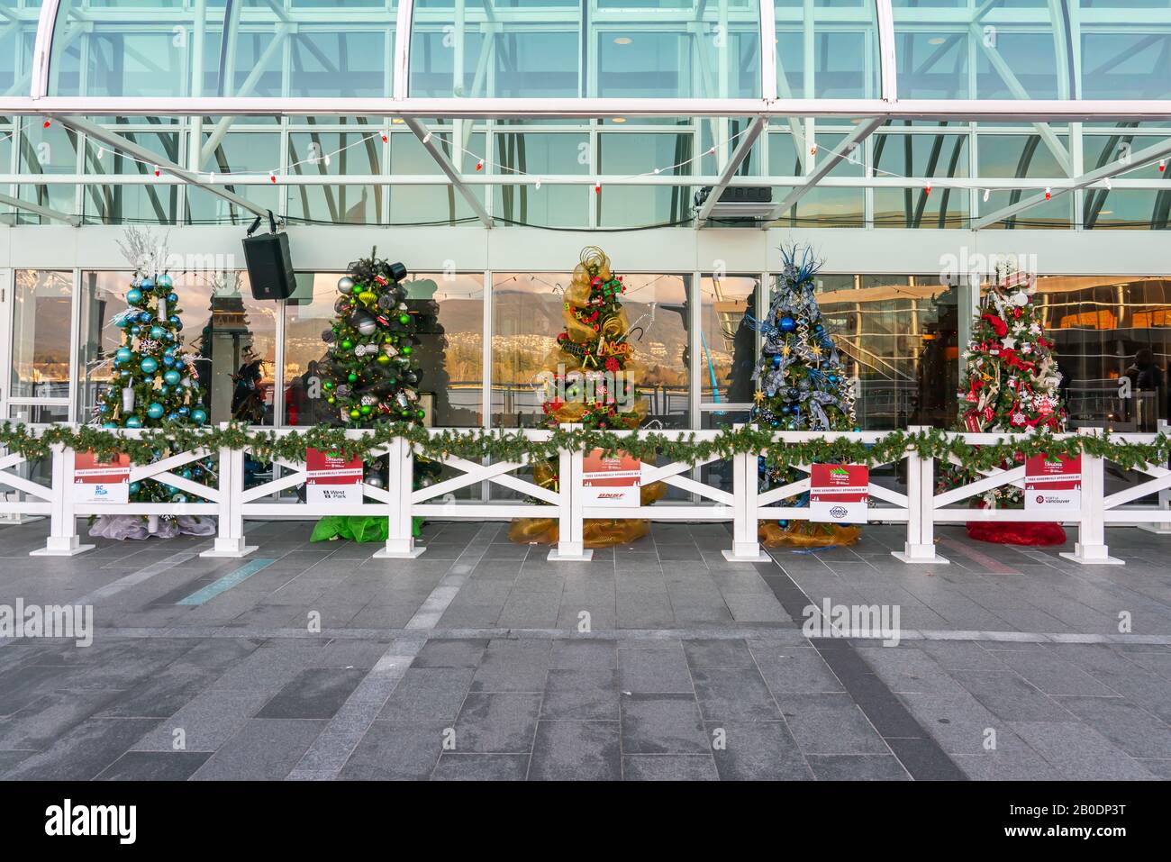 Vancouver (Colombie-Britannique), Canada - Décembre 2019 - Beau Sapin De Noël À La Place Du Canada, Port Maritime De La Côte Ouest En Colombie-Britannique. Banque D'Images