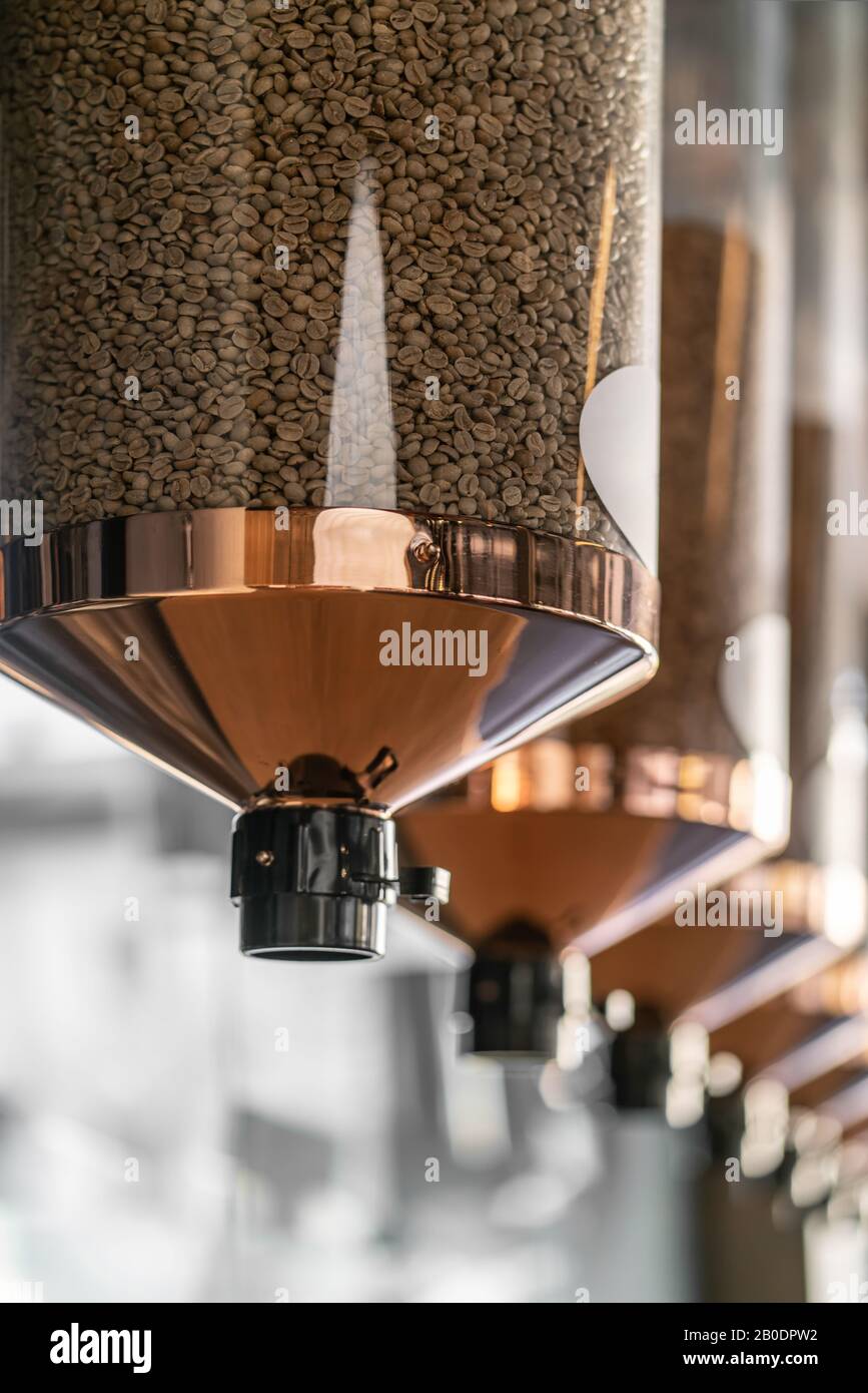 Distributeur de grain de cafe Banque de photographies et d'images à haute  résolution - Alamy