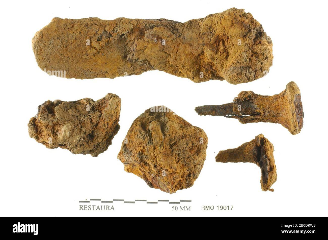 Pays-Bas Moyen âge, bande, avec coin, clou, 2, fer, 10,0 x 3,0 cm, 4,5 x 2,3 cm, x, Pays-Bas, Utrecht, Wijk bij Duurstede, Wijk bij Duurstede, Dorestad Banque D'Images