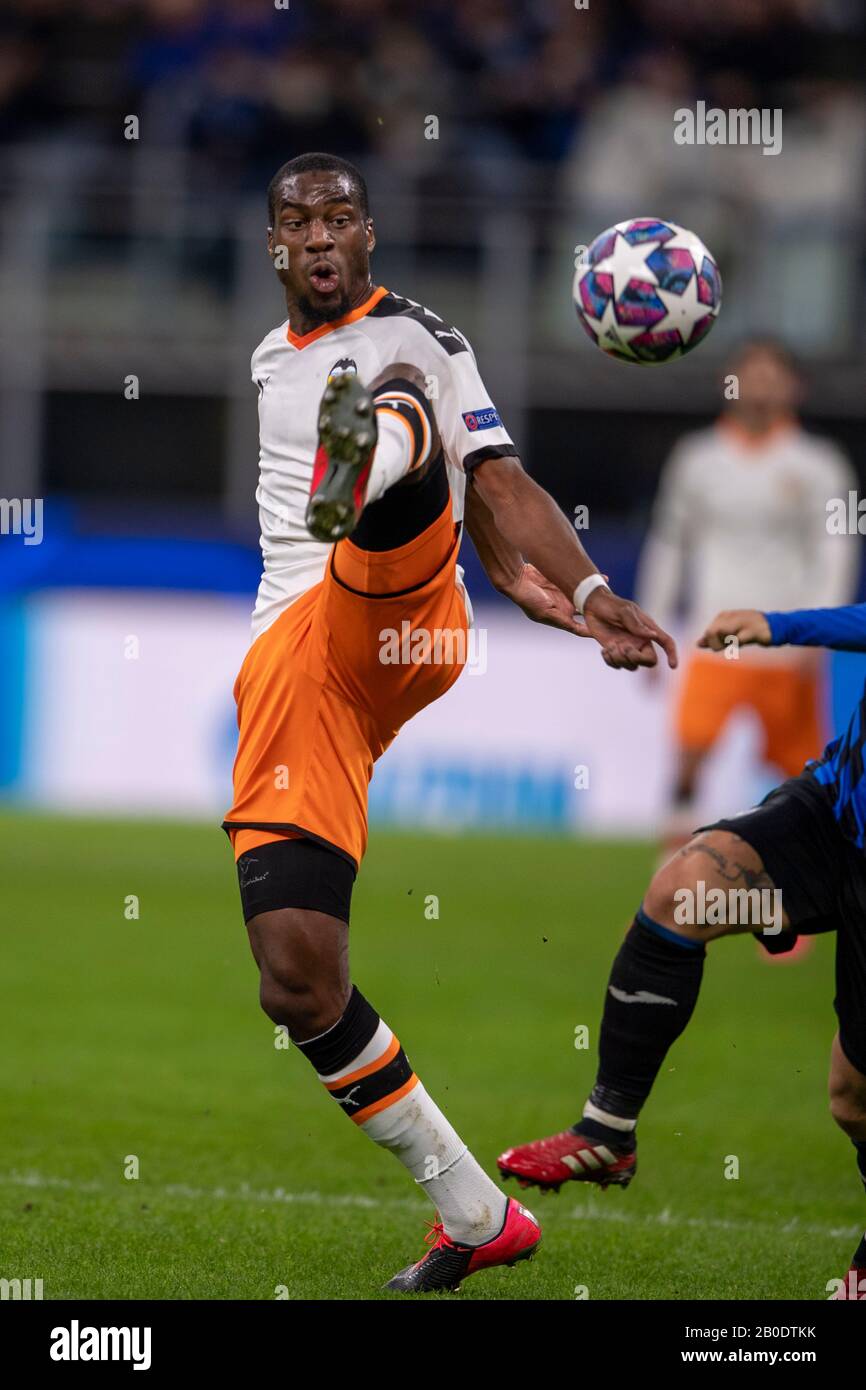 Geoffrey Kondogbia (Valencia CF) lors du match de 16 de la Ligue des Champions De L'Uefa entre Atalanta 4-1 Valencia CF au stade Giuseppe Meazza le 19 février 2020 à Milan, en Italie. Crédit: Maurizio Borsari/Aflo/Alay Live News Banque D'Images