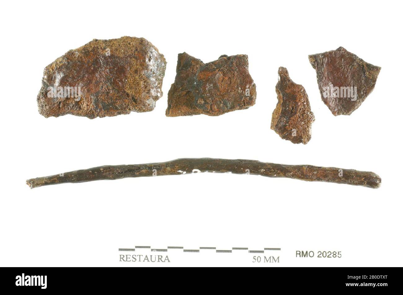 Pays-Bas Moyen âge, partie de pin, fragment de plaque, 4, fer, 10,9 x 0,5 cm 4,3 x 2,3 cm, x, Pays-Bas, Utrecht, Wijk bij Duurstede, Wijk bij Duurstede, Dorestad Banque D'Images